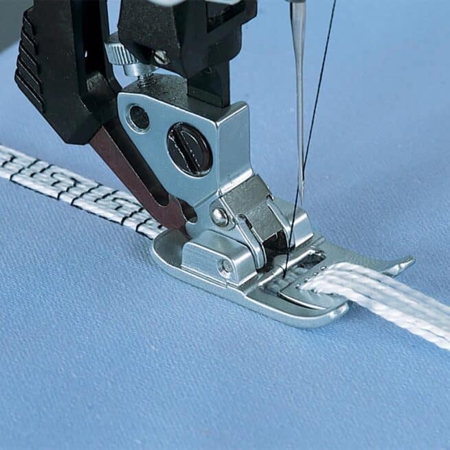 PFAFF® 7/9-reikäinen nyörijalka IDT™